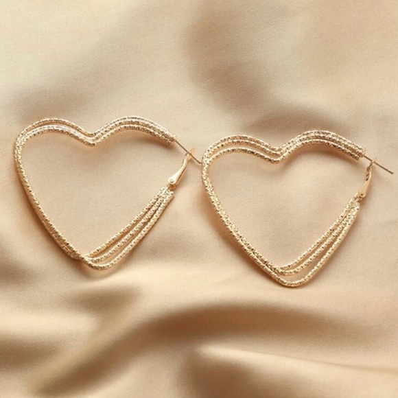 Perfect for Valentines! Heart ❤️ earring’s - Picture 4 of 4